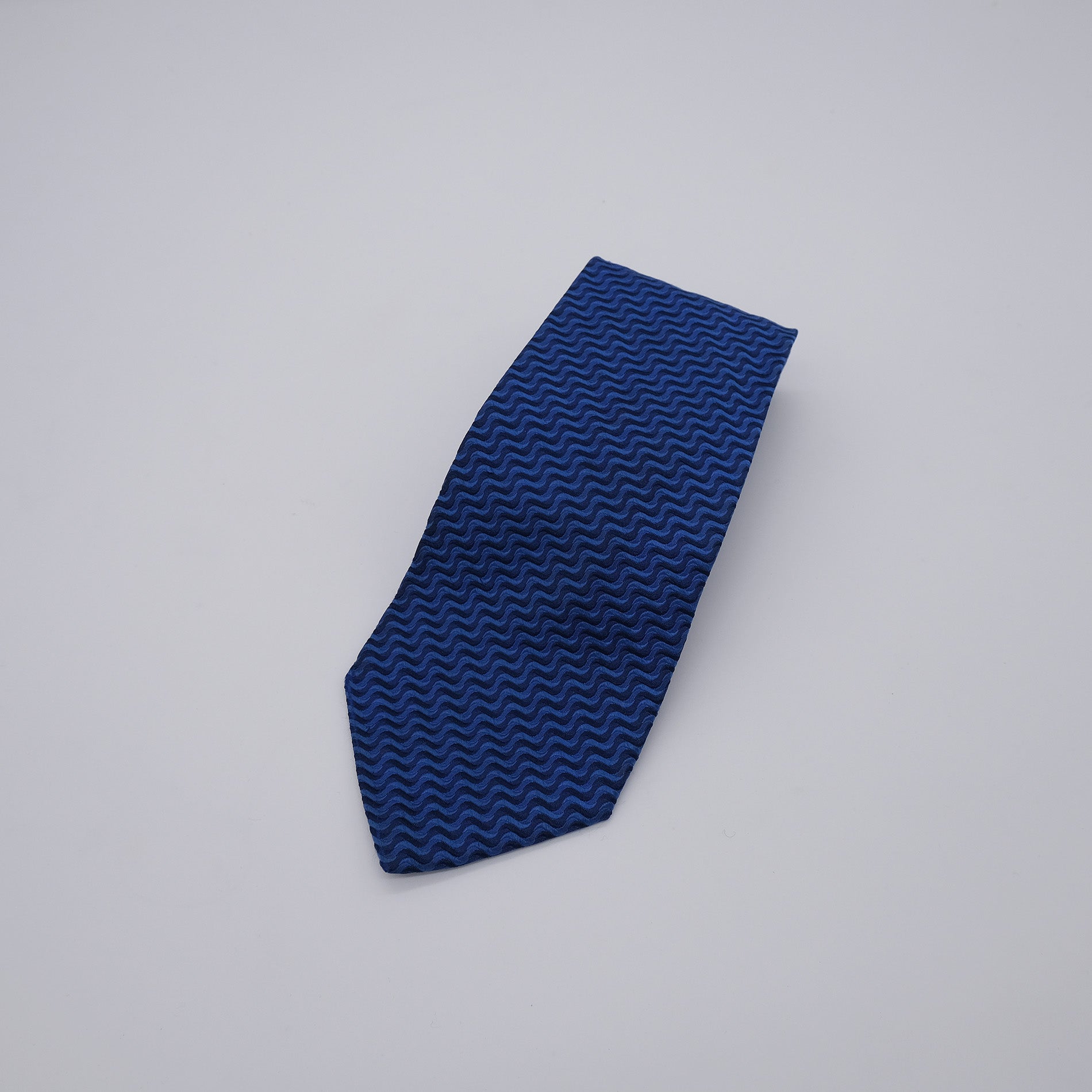 Trussardi, blue silk tie, wave pattern – Pukimo Raivio