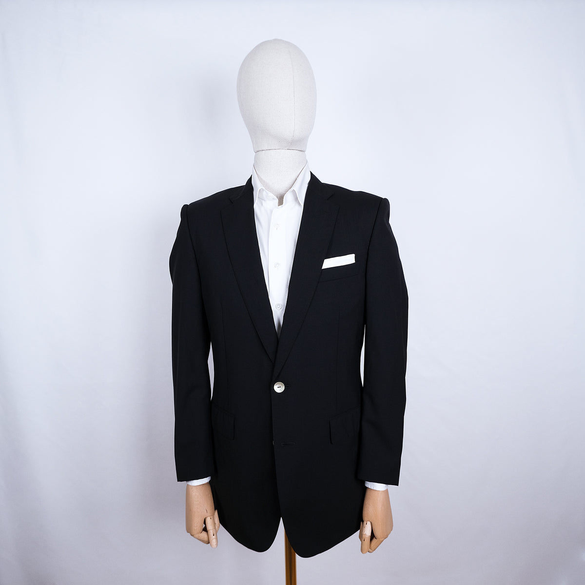 Gieves & Hawkes, musta klubitakki, koko 50, helmiäisnapit