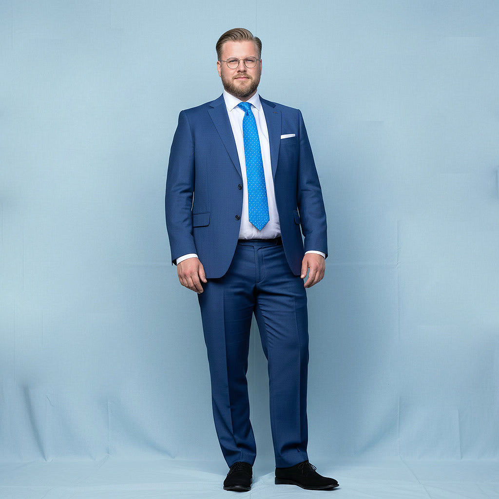 Vaatturi Miia Virtanen, sininen puku, koko 50, suomalaista käsityötä