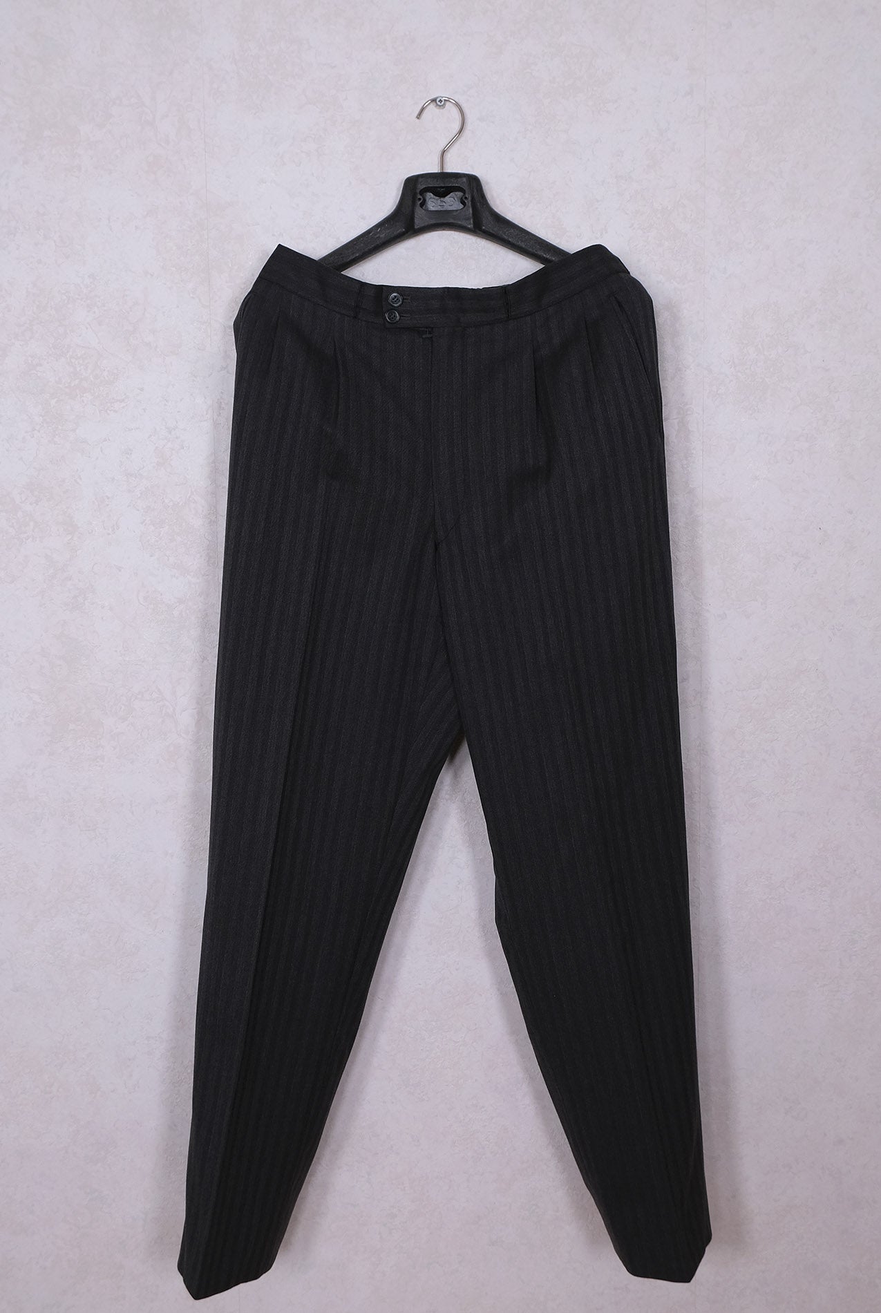 Vaatturinliike Sundstedt, harmaa puku, koko 54, suomalaista käsityötä