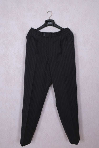 Vaatturinliike Sundstedt, harmaa puku, koko 54, suomalaista käsityötä