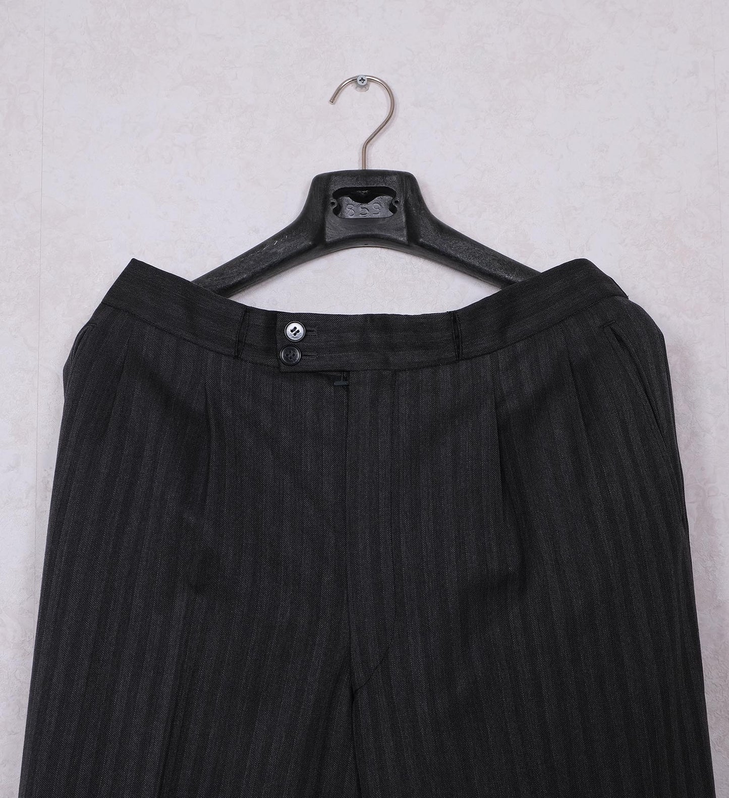 Vaatturinliike Sundstedt, harmaa puku, koko 54, suomalaista käsityötä