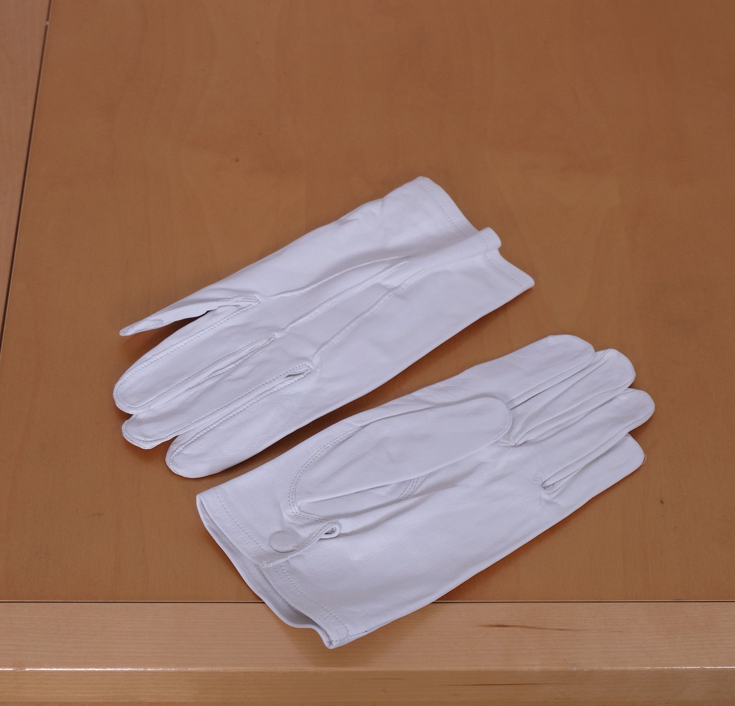 Frakkikäsineet, koko 10.5, valkoista nahkaa, isokätiselle herralle