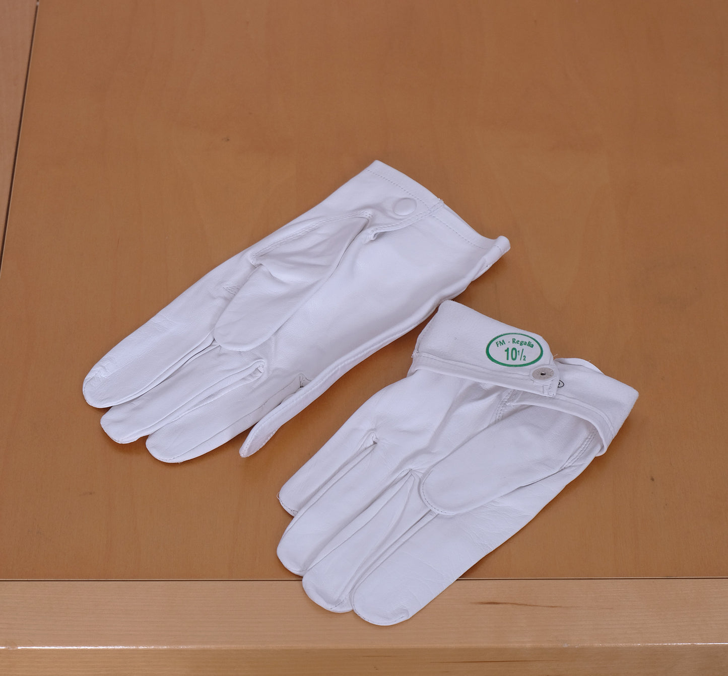 Frakkikäsineet, koko 10.5, valkoista nahkaa, isokätiselle herralle